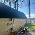Das Wiesenhaus: Wohnen im Tiny House direkt am Rhein