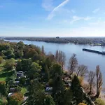 Das Wiesenhaus: Wohnen im Tiny House direkt am Rhein